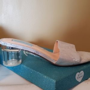 Betsey Johnson "Alani"